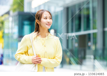 街を歩く若い女性 133614065