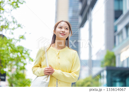 街を歩く若い女性 133614067