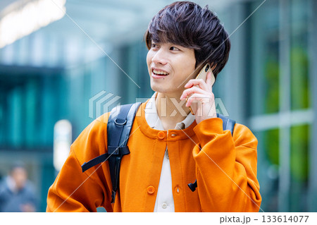 大学生　スマホ 133614077