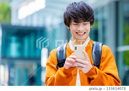 大学生　スマホ 133614078