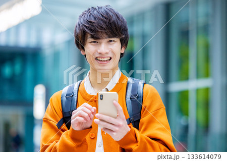 大学生　スマホ 133614079