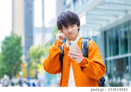 道に迷っている大学生 133614083