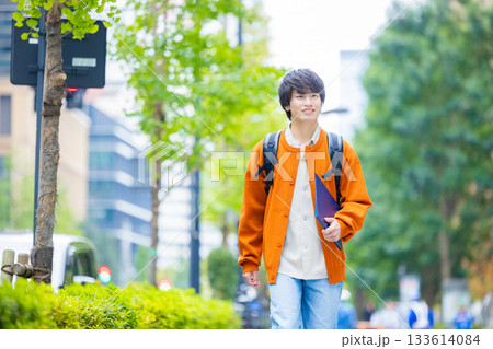 大学生　屋外 133614084