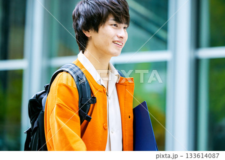 大学生　屋外 133614087