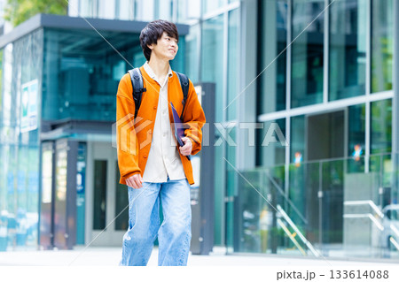 大学生 屋外 大学生 屋外 133614088