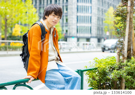 若い男性のポートレート 133614100