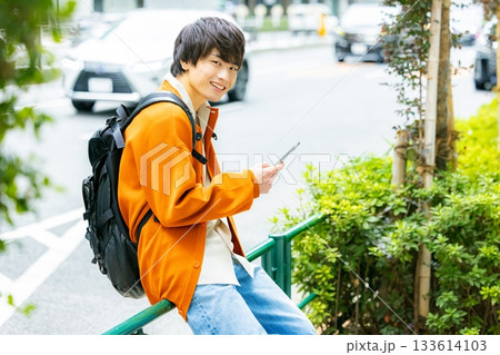 スマートフォンを持つ男性 133614103