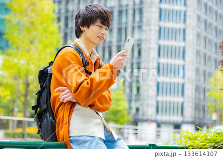 スマートフォンを持つ男性 スマートフォンを持つ男性 133614107