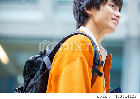 大学生　屋外 133614123