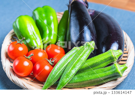 ミニトマト、ピーマン、ナス、オクラの夏野菜盛り合わせ ミニトマト、ピーマン、ナス、オクラの夏野菜盛り合わせ 133614147