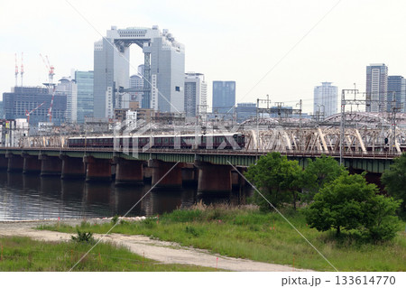 淀川河川公園から望む阪急電車（大阪府大阪市淀川区） 133614770
