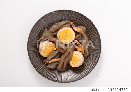 イカとコンニャクと卵の煮物 133614775