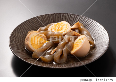 イカとコンニャクと卵の煮物 イカとコンニャクと卵の煮物 133614779