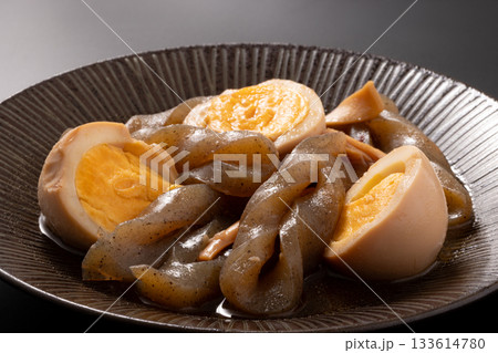 イカとコンニャクと卵の煮物 133614780