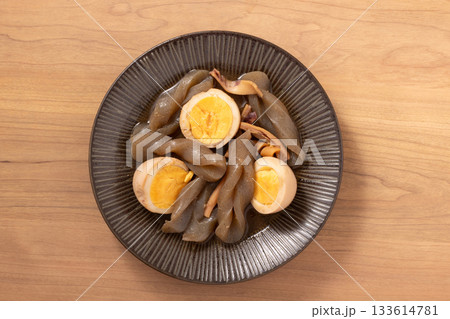 イカとコンニャクと卵の煮物 133614781