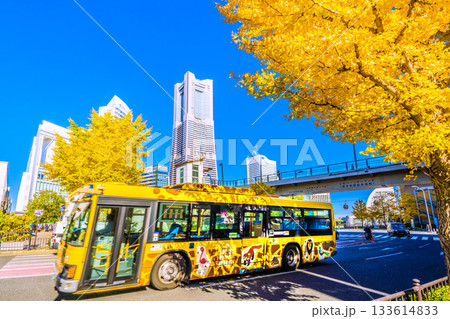 日本の横浜都市景観 秋色…桜木町駅や横浜ランドマークタワー、野毛山動物園バスなどを望む＝11月26日 133614833