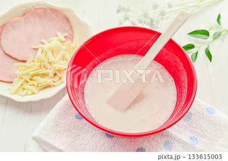 米粉を牛乳で溶いていく 米粉を牛乳で溶いていく 133615003