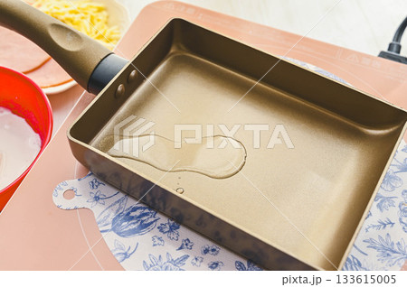 フライパンに油を敷く フライパンに油を敷く 133615005