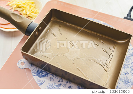 フライパンに油を敷く 133615006
