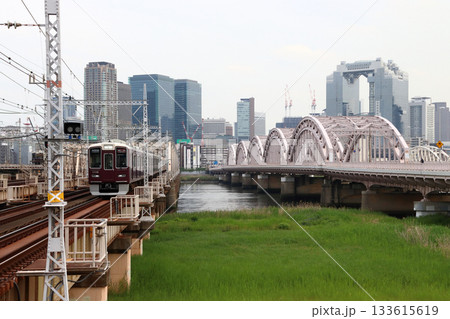 新淀川橋梁を渡る阪急神戸本線9000系電車（特急列車） 133615619