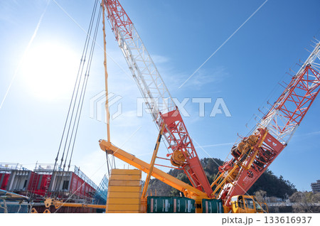 橋梁工事とクレーン 133616937