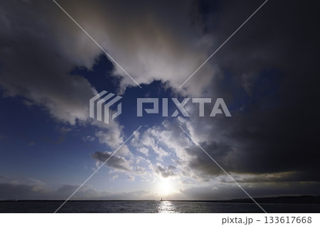 青空に多様な雲が広がった夕空と港・春・超広角・空主体・240320pm 青空に多様な雲が広がった夕空と港・春・超広角・空主体・240320pm 133617668