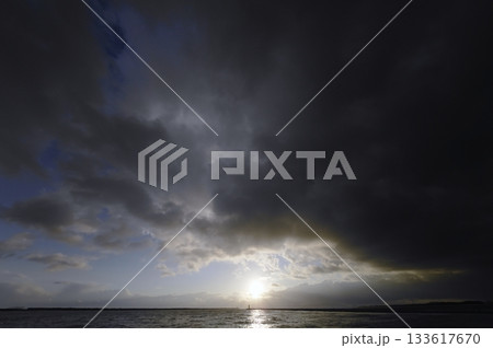 青空に多様な雲が広がった夕空と港・春・超広角・空主体・240320pm 青空に多様な雲が広がった夕空と港・春・超広角・空主体・240320pm 133617670