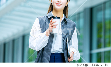 オフィス街でコーヒーを飲む若い女性 133617910