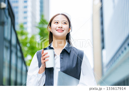 オフィス街でコーヒーを飲む若い女性 オフィス街でコーヒーを飲む若い女性 133617914