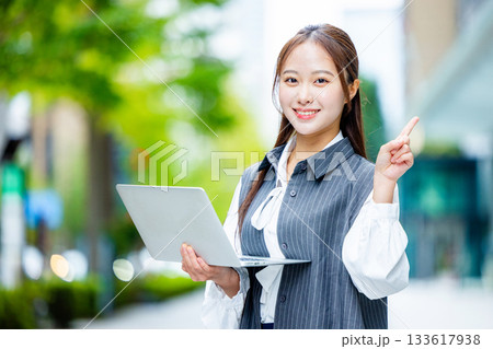 オフィス街でノートパソコンを操作するビジネスウーマン 133617938