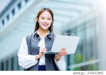 ノートパソコンを持つビジネスウーマン ノートパソコンを持つビジネスウーマン 133617942