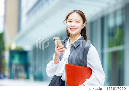 オフィス街　ビジネスウーマン 133617960