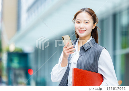 オフィス街 ビジネスウーマン オフィス街 ビジネスウーマン 133617961