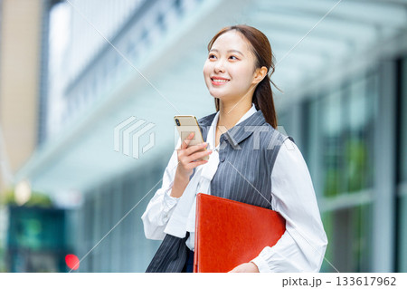 オフィス街 ビジネスウーマン オフィス街 ビジネスウーマン 133617962