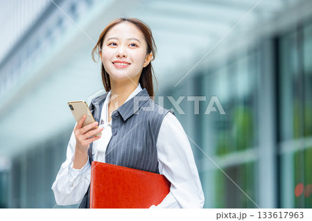 オフィス街 ビジネスウーマン オフィス街 ビジネスウーマン 133617963