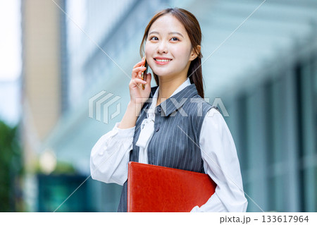 オフィス街　ビジネスウーマン 133617964
