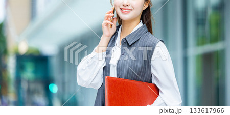 オフィス街 ビジネスウーマン オフィス街 ビジネスウーマン 133617966