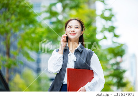 オフィス街　ビジネスウーマン 133617973