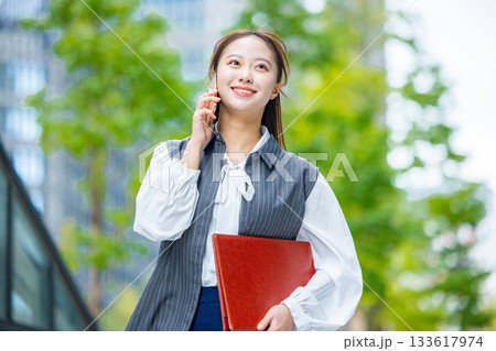 オフィス街　ビジネスウーマン 133617974