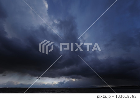 空一面が暗雲に覆われた夕空と港・春・超広角・空主体・240320pm 空一面が暗雲に覆われた夕空と港・春・超広角・空主体・240320pm 133618365