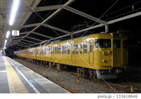 AM4時：早朝の福山駅側線に置かれる115系電車 133618648