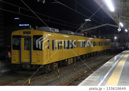 AM4時：早朝の福山駅側線に置かれる105系電車 133618649