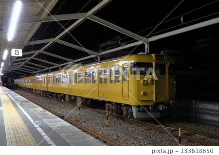 AM4時:早朝の福山駅側線に置かれる115系電車 AM4時:早朝の福山駅側線に置かれる115系電車 133618650