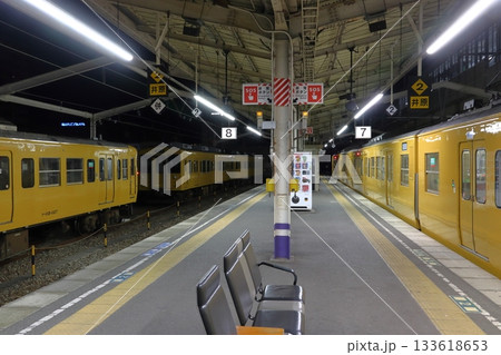 AM4時：早朝の福山駅にて（広島県福山市） 133618653