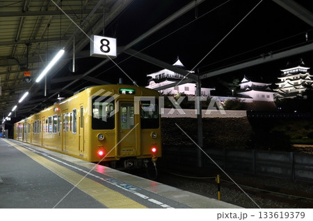 夜の福山駅に停車中の福塩線105系電車と福山城 133619379