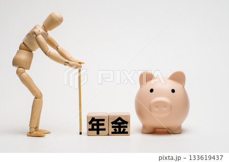 老人と豚の貯金箱で年金のイメージ 133619437