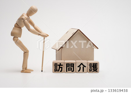 老人と訪問介護のイメージ 133619438