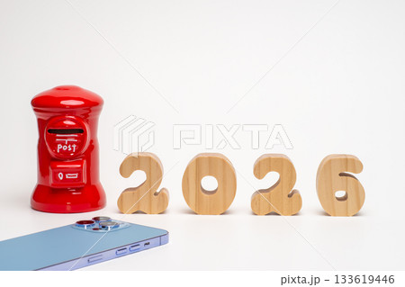 木の数字プレートで2026と郵便ポストとスマートフォン 133619446