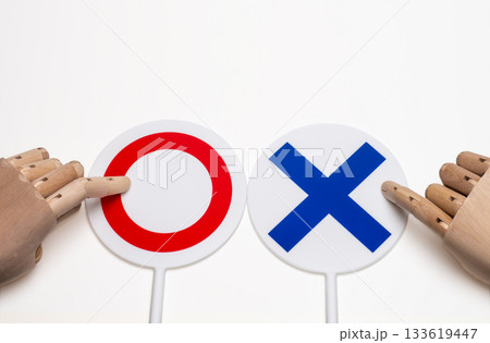 まる、ばつのプレートをハンドマネキンの人差し指 133619447