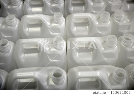 Bottles in factory rows, white plastic 133621003